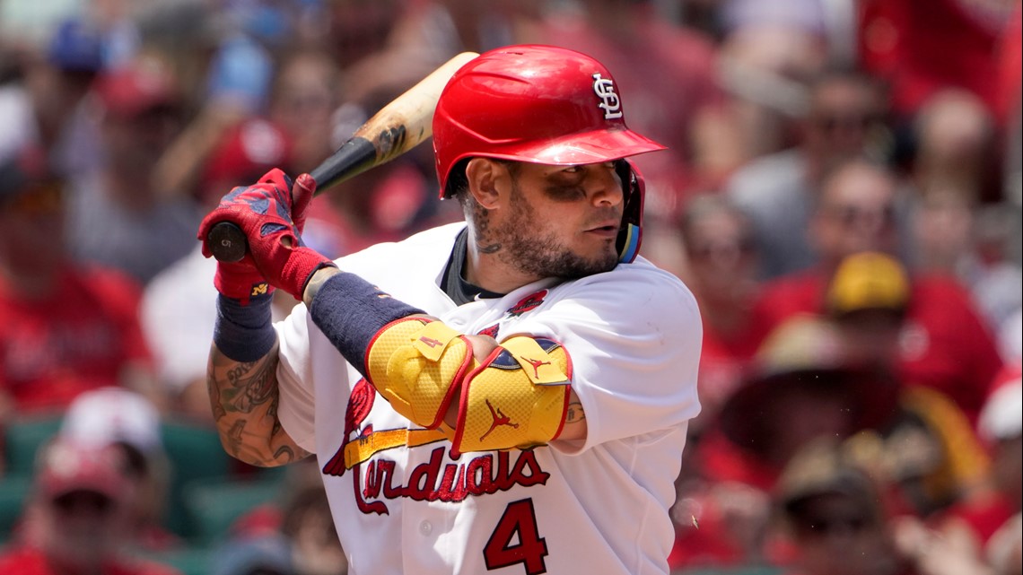 Cardinals' Yadier Molina headed to injured list with knee soreness