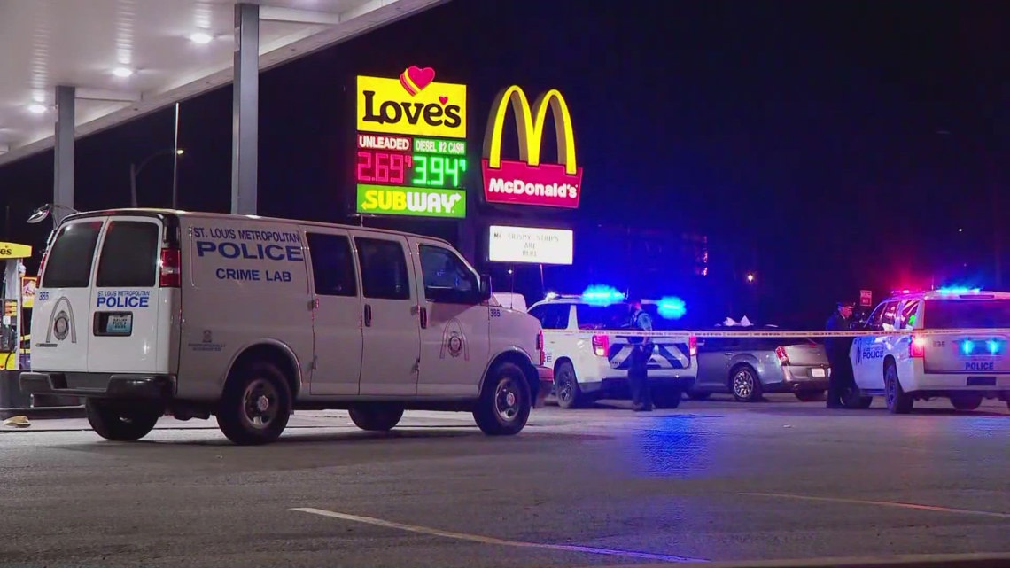 Men drive to north St. Louis gas station to report shooting, police say ...