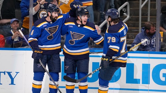 Blues' Neighbours scores as dad does TV interview | ksdk.com