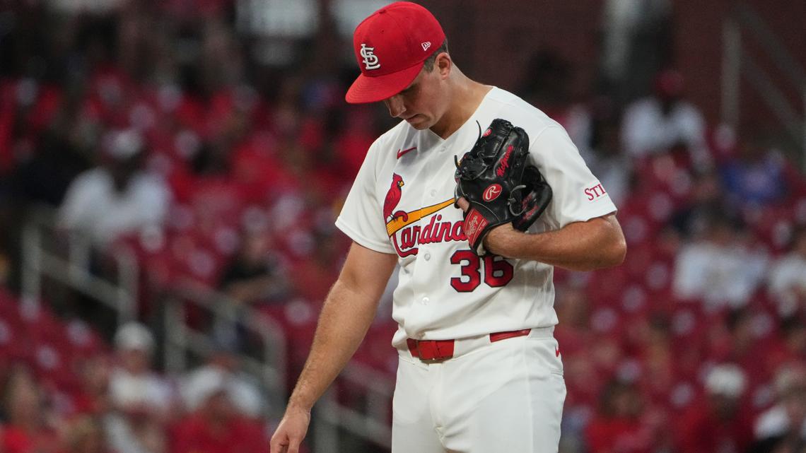 Winn homers, but Cardinals edged by Rangers in tight 2-1 loss