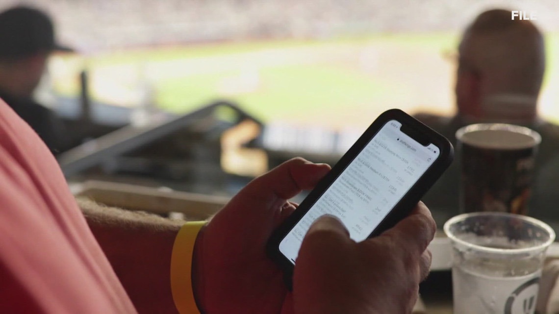 Missouri picks DraftKings, Circa Sports for 'untethered' mobile sports gambling licenses