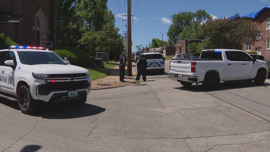 Shooter at large after 2 critically injured in north St. Louis | ksdk.com