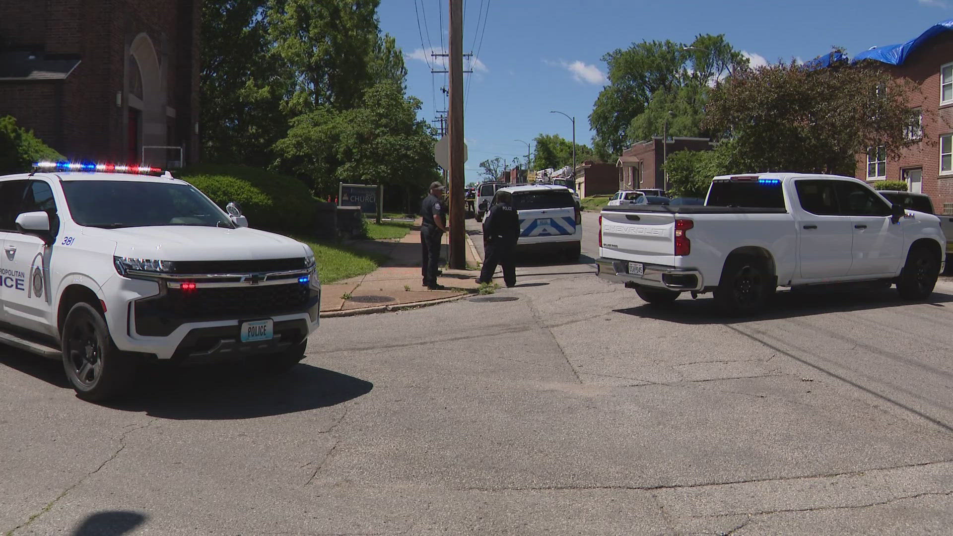 Shooter at large after 2 critically injured in north St. Louis | ksdk.com