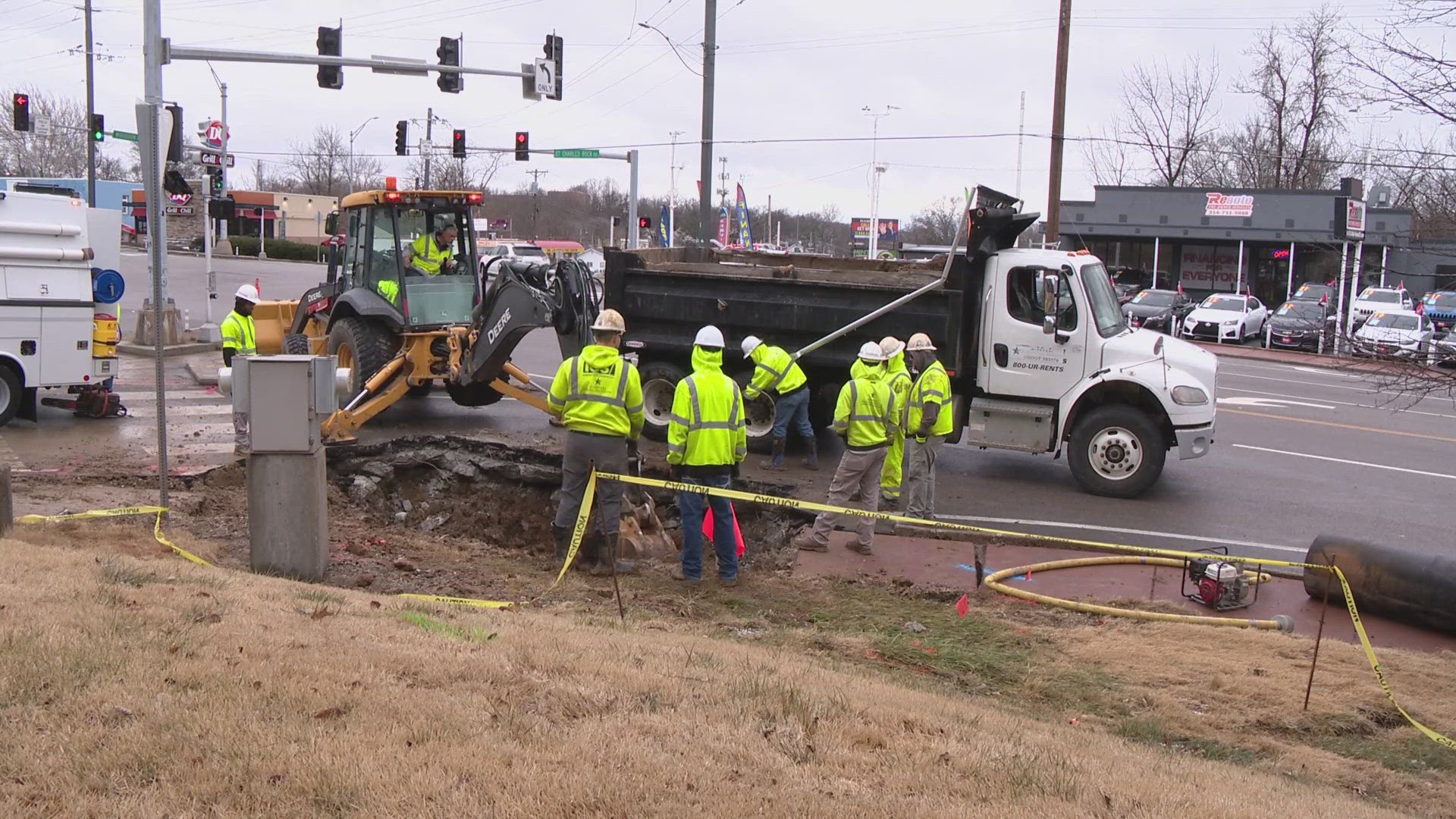 Water main break disrupts traffic in Breckenridge Hills | ksdk.com