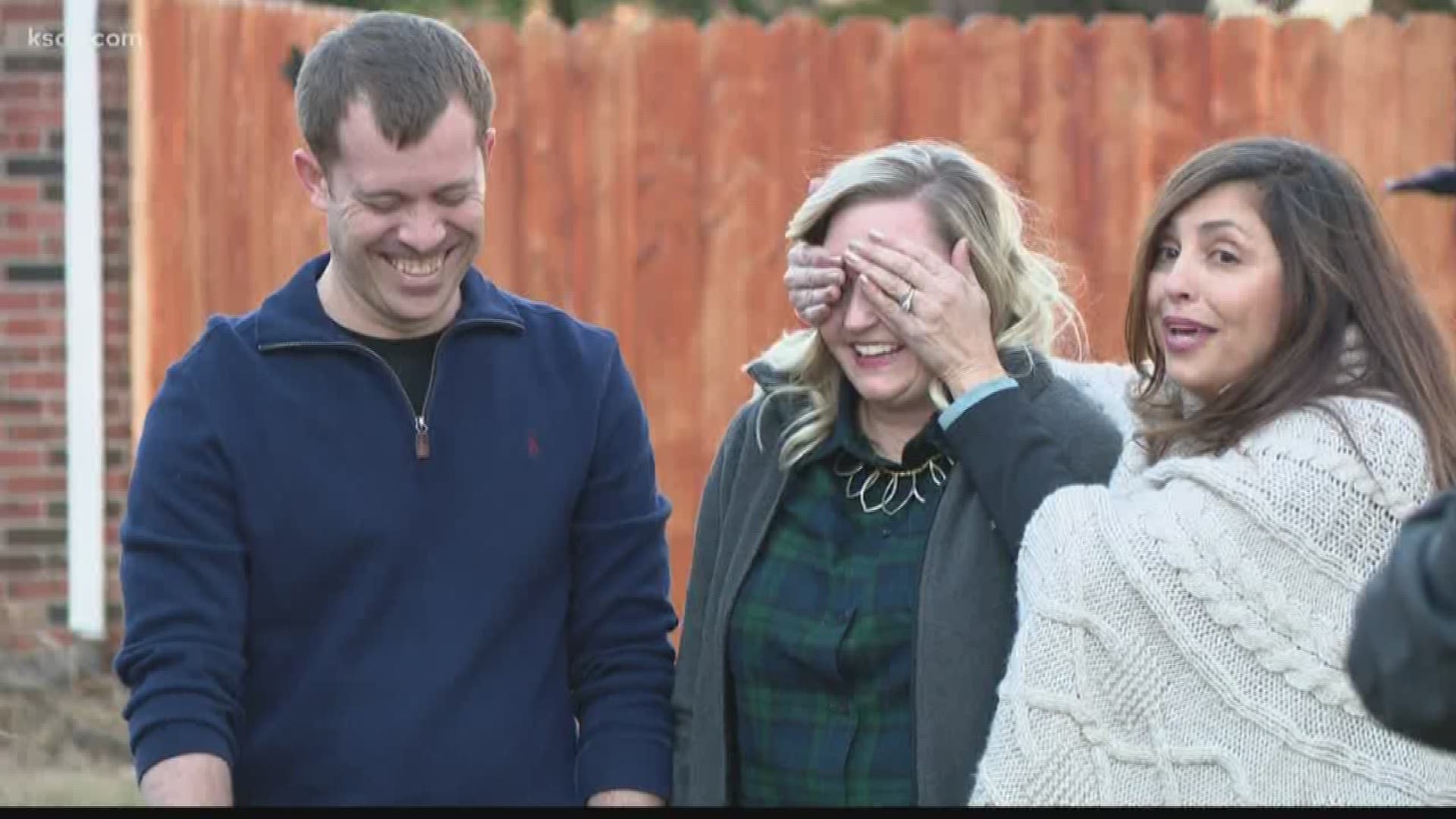 Jessica Vandament opens her backyard to friends every Friday. When the "turquoise table nights" grew so big that they needed more space, her friend made it happen.