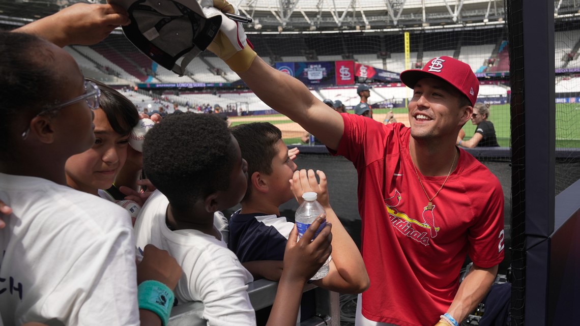 Cardinals battle back to beat Cubs, split London Series behind