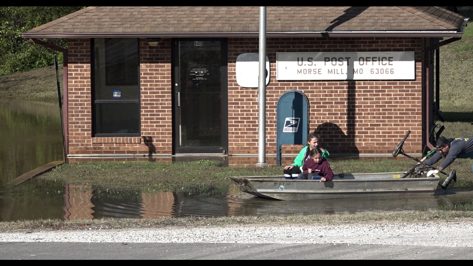 Jefferson County flooding causes a man to push children in a boat.