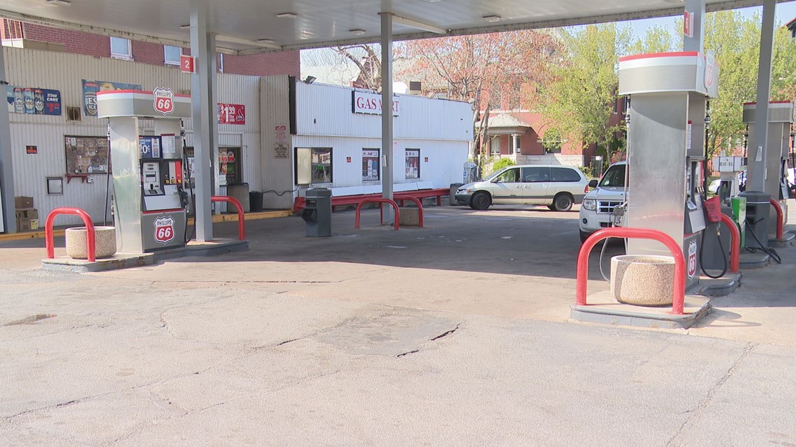 Suspects at large in South Grand gas station robbery, kidnapping
