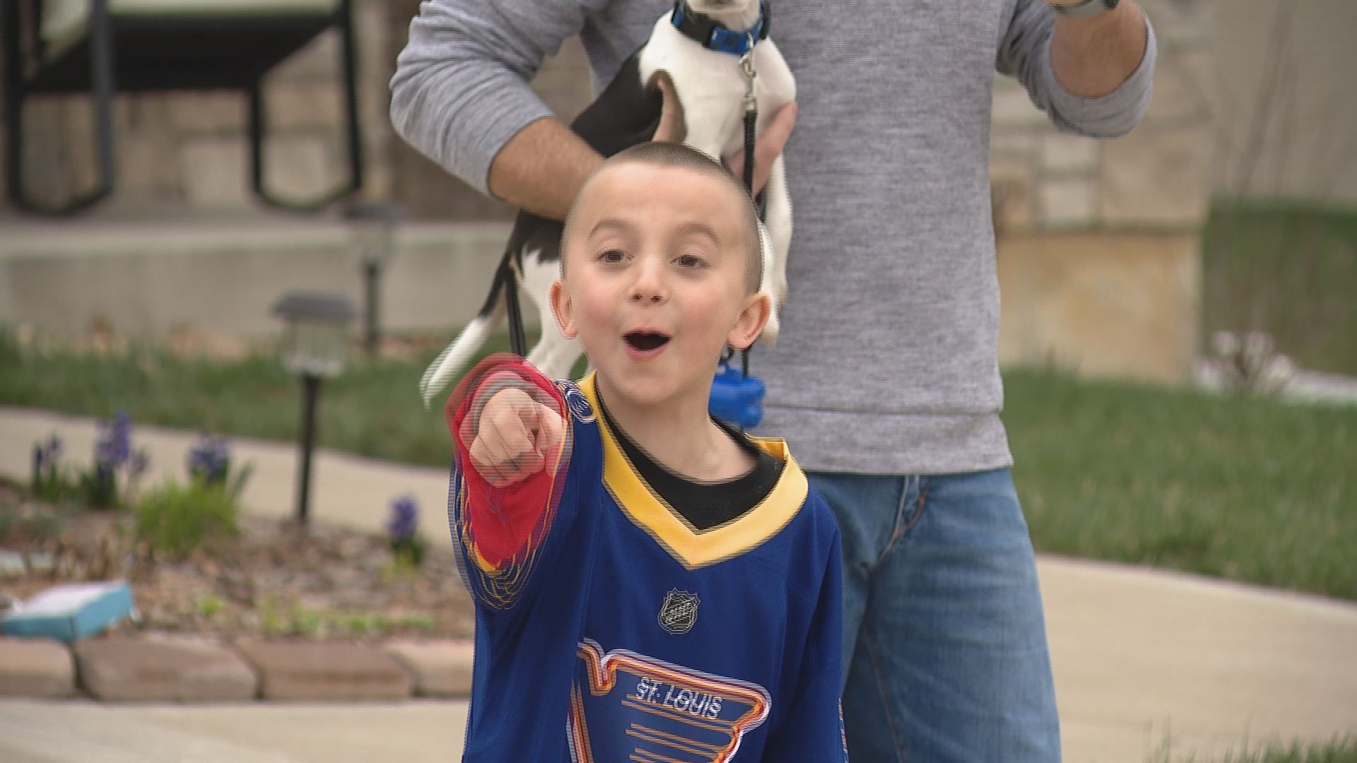 Neighbors surprise 6-year-old with birthday parade as he returns