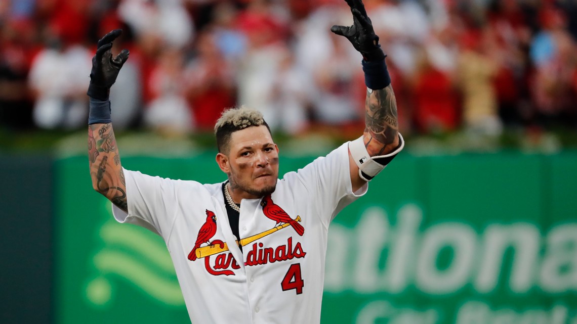 Cardinals, Yadi 'crashes' Wainwright's press conference