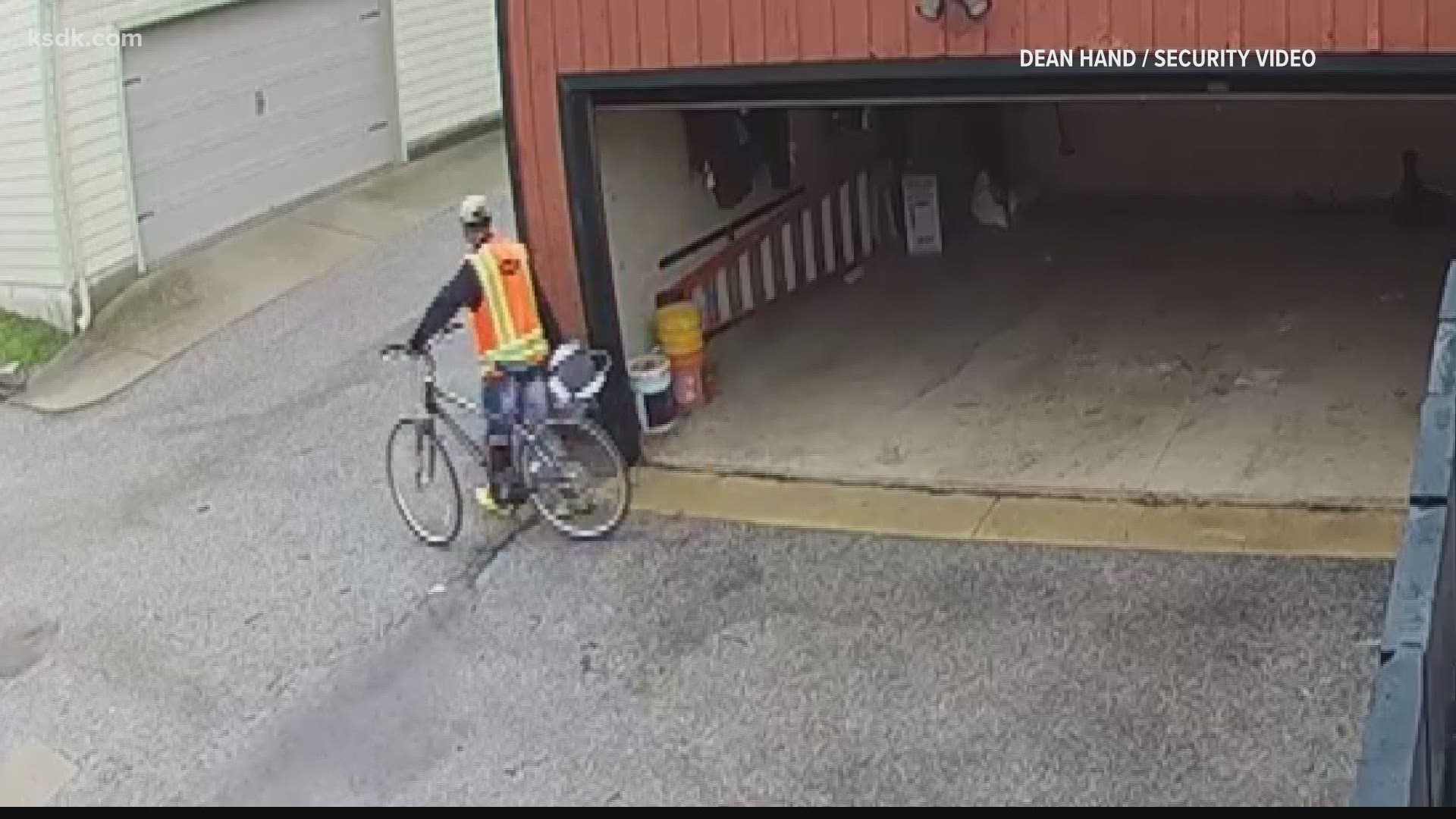 Thief wearing bright orange vest takes $2,000 of items out of garage, in broad daylight