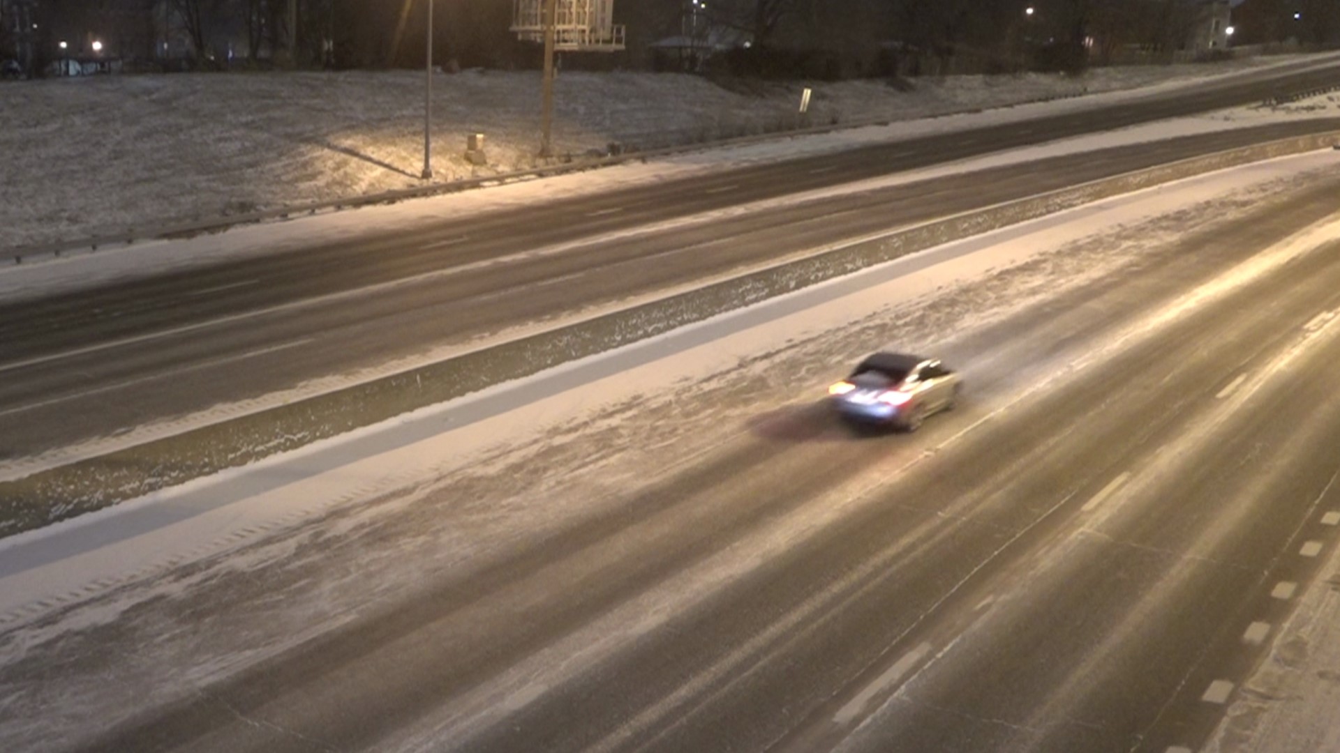 Monday night snow is creating issues on the roadways Tuesday morning. Several crashes occurred overnight due to icy conditions.