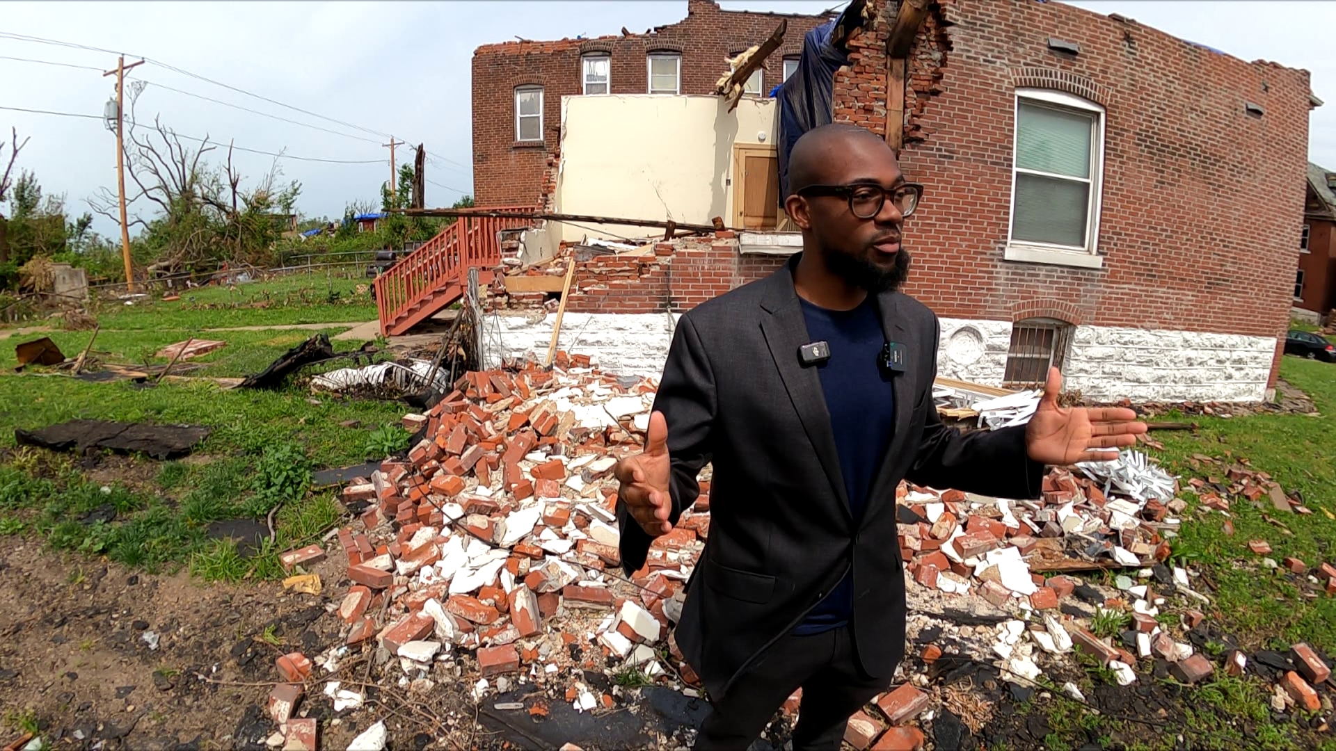 Fashion designer Leonard Stewart Jr. is using a trunk show to help rebuild his tornado-hit neighborhood in north St. Louis.
