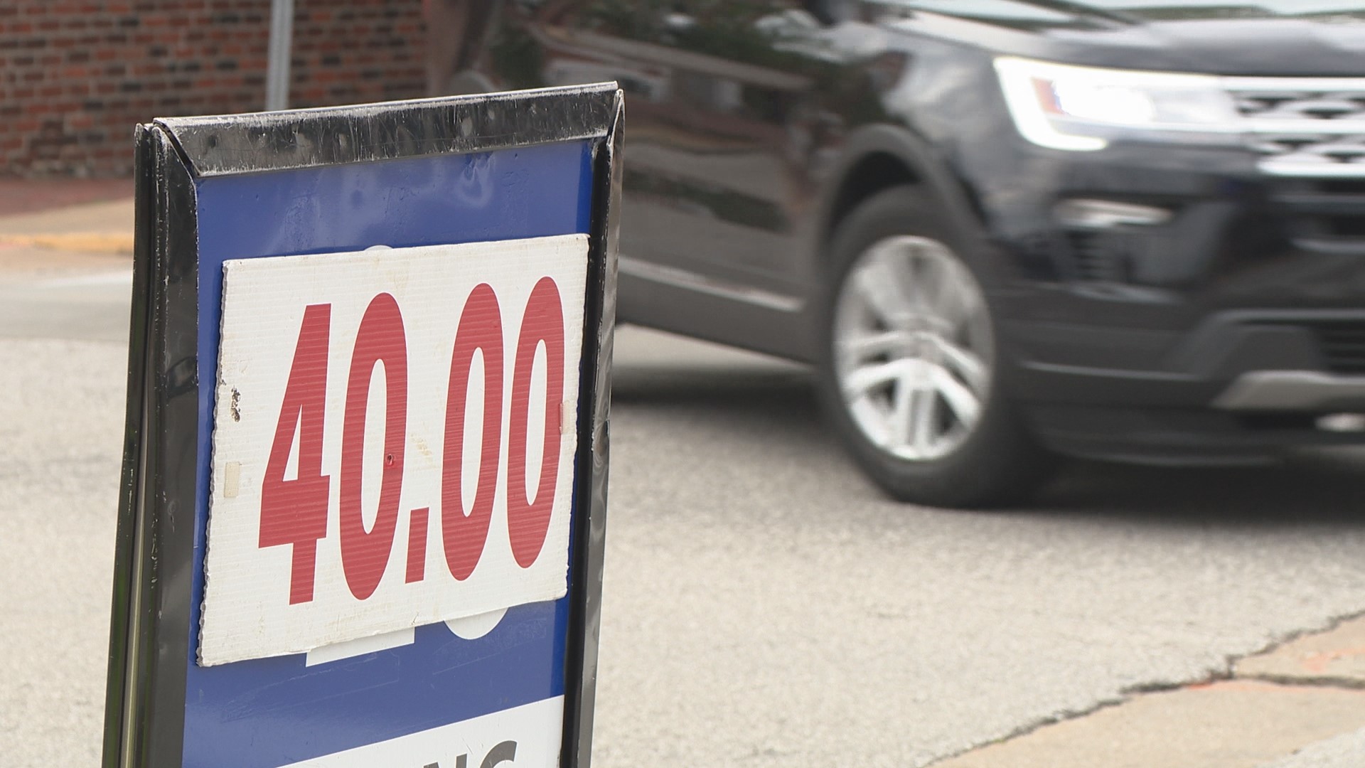 An parking lot attendant in downtown St. Louis was held at gunpoint Friday evening. It happened as country music fans were gathering for a Morgan Wallen concert.