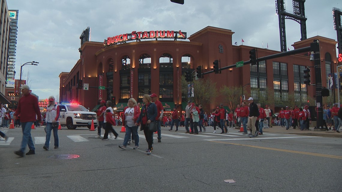 Cards fans brave blustery winds to celebrate opening day in St. Louis