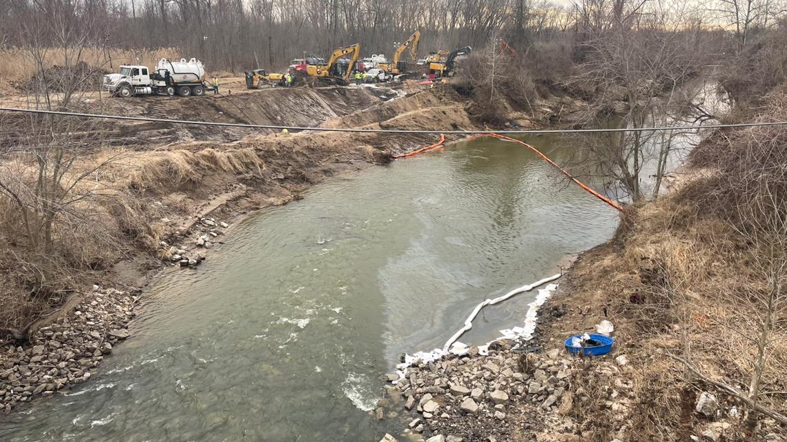 Crude oil cleanup continues in Cahokia Creek - Vimarsana News