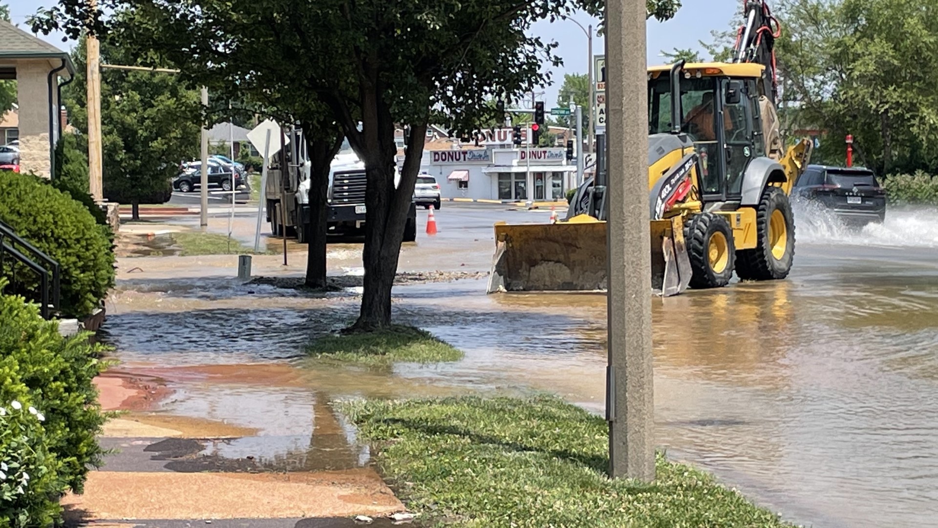 The 20-inch water main break happened at the intersection of Lansdowne Avenue and Chippewa Street. A precautionary boil advisory was issued for areas in south city.