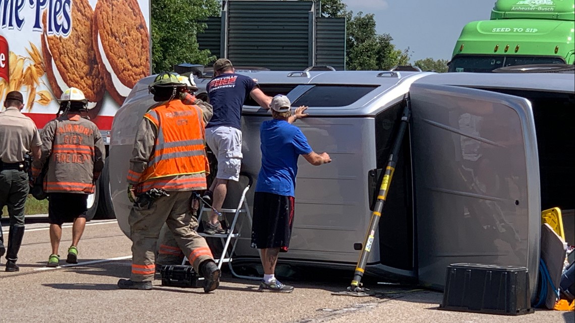 Deadly crash closes Highway 30 in High Ridge