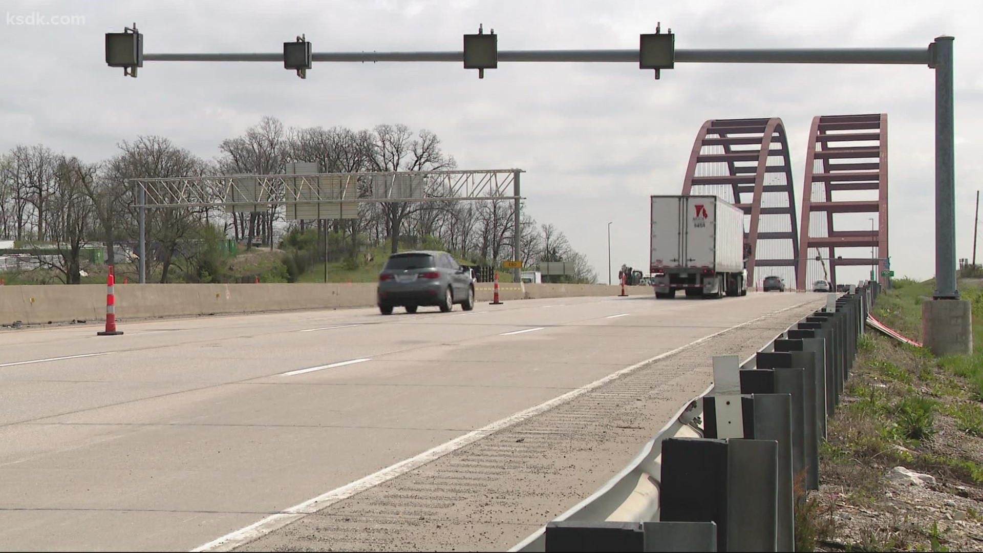 Construction began on the JB Bridge on Interstate 255 into Illinois over the weekend. The roadwork is due to maintenance on the eastbound lanes of the bridge.