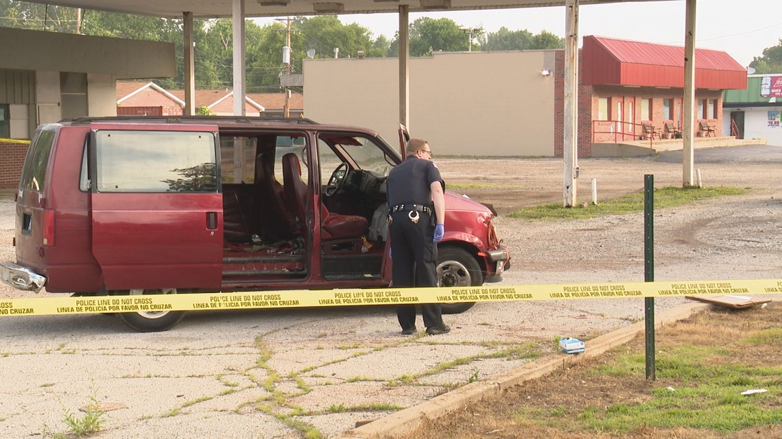 3 people stabbed in Breckenridge Hills neighborhood
