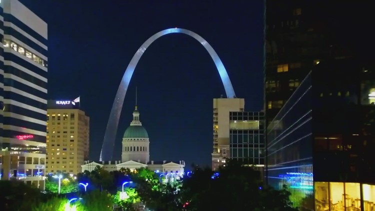 Gateway Arch lights off due to bird migration to south for the winter