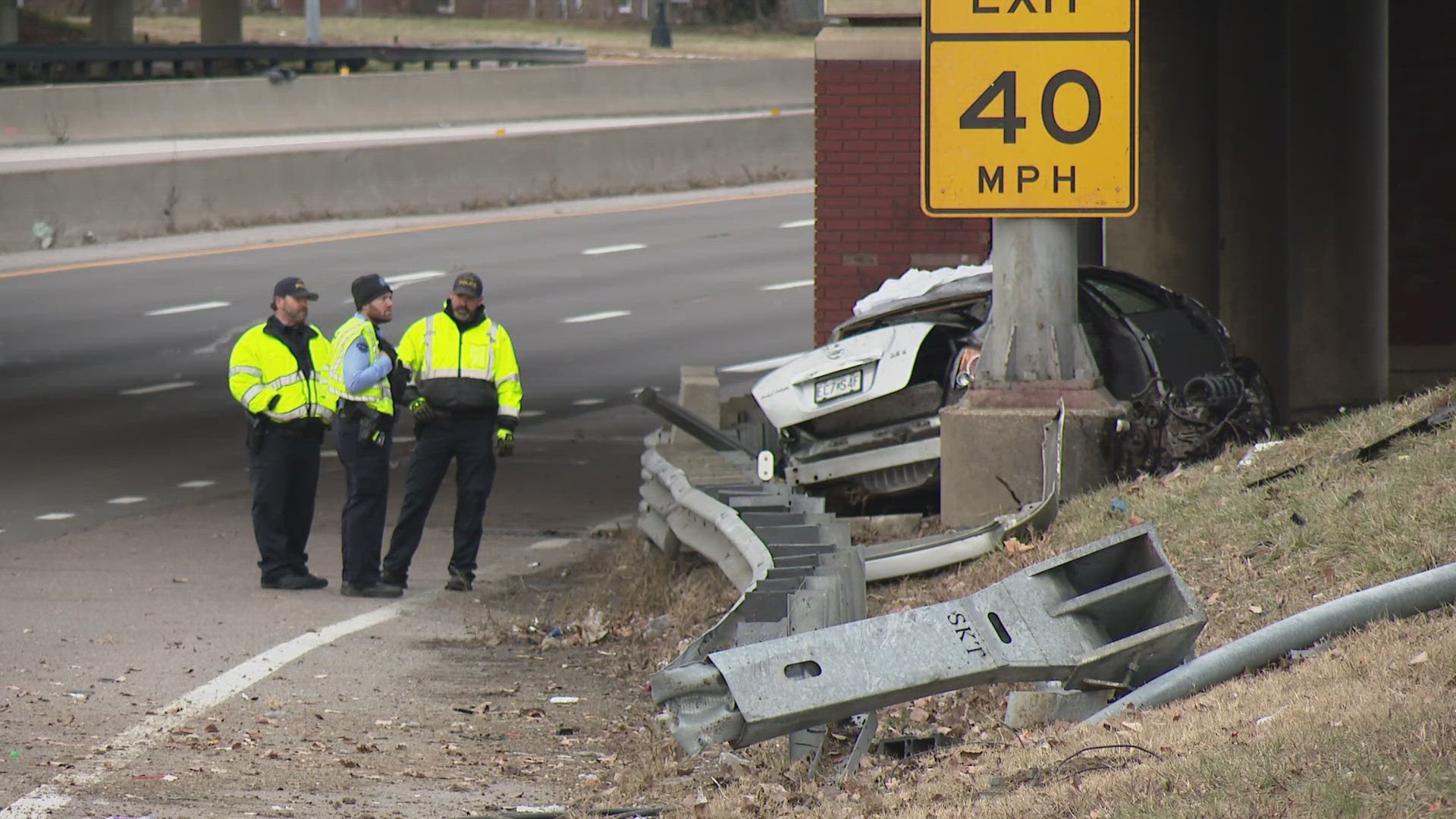 Woman dies in crash after fleeing police from Illinois into Missouri ...