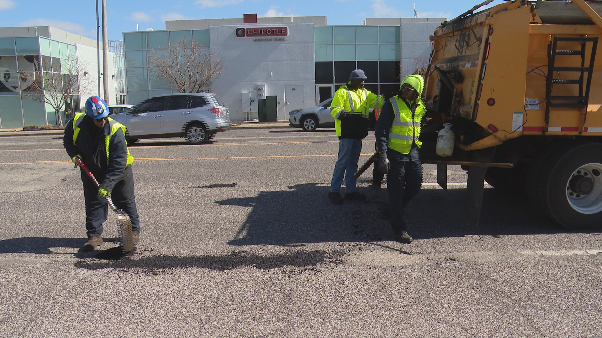 Pothole problems: St. Louis area crews repair roads amid fluctuating ...