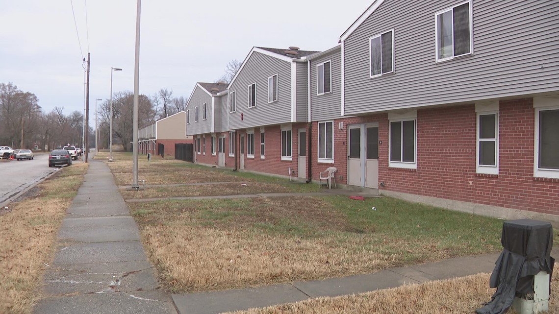 Gallery Detail: Burst Pipes Cause Frustration At East St Louis Apartment Complex