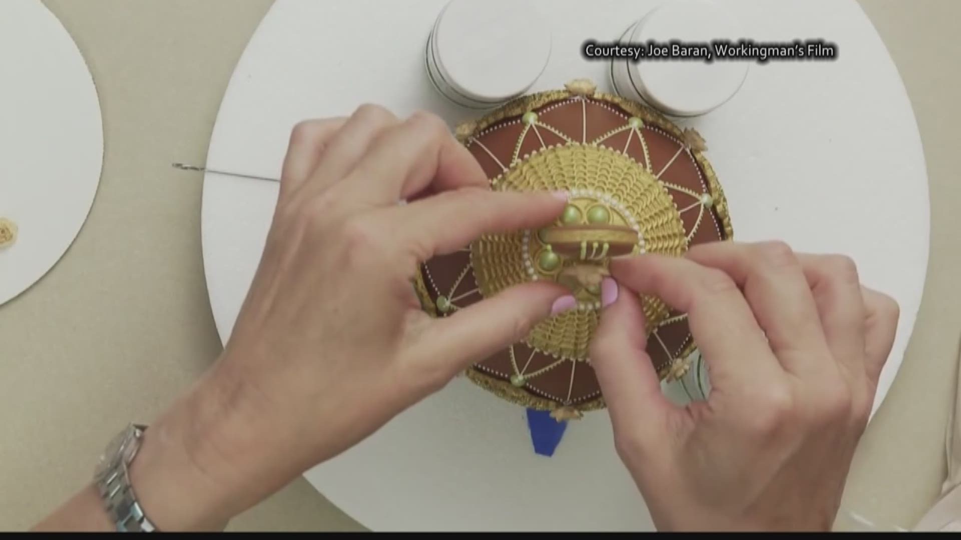 Dana Dean shows us what 3-D Extreme Cookie Decorating is all about with Julia M. Usher of 'Recipes for a Sweet Life'. 