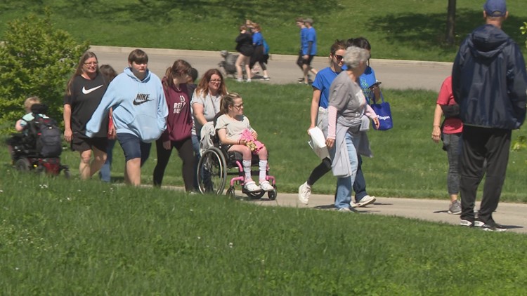 St. Louisans go for a walk in Forest Park, change lives for those with neuromuscular diseases