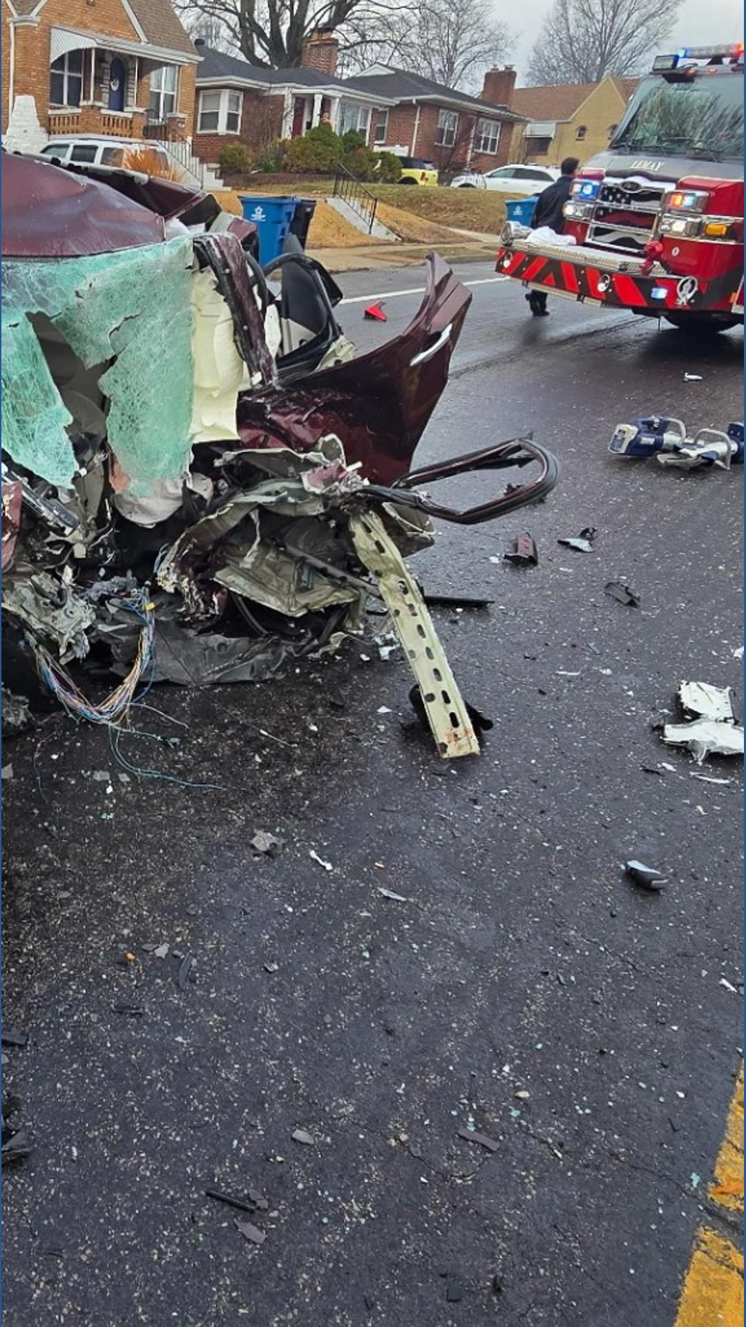 1 dead, 2 seriously injured in 2-car crash in Lemay Thursday morning ...
