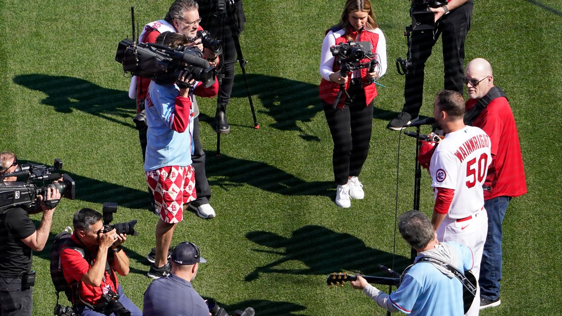 Cardinals' Adam Wainwright stuns teammates, crowd by singing national  anthem at final Opening Day