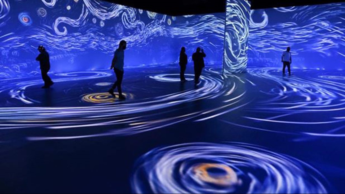 12 Christmas light displays in the St. Louis area