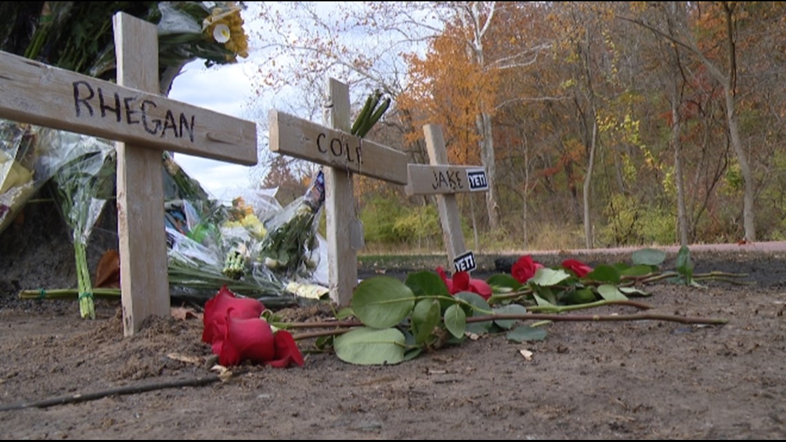 Memorial grows for three highschoolers killed in Sunday crash | ksdk.com