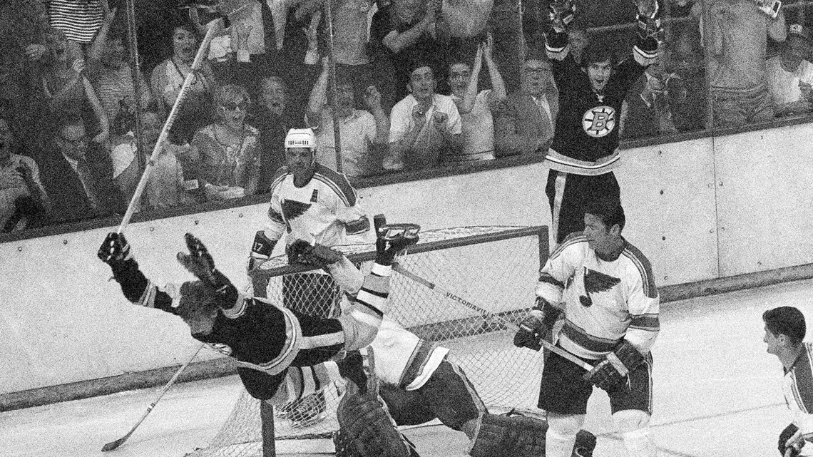 Леонарда орра бросьте привычку умирать. Bobby Orr 1970. Бобби Орр Бостон Брюинз против Торонто. Хоккей чб фото. Фил Эспозито Бостон Брюинз и Бобби Орр в атаке.