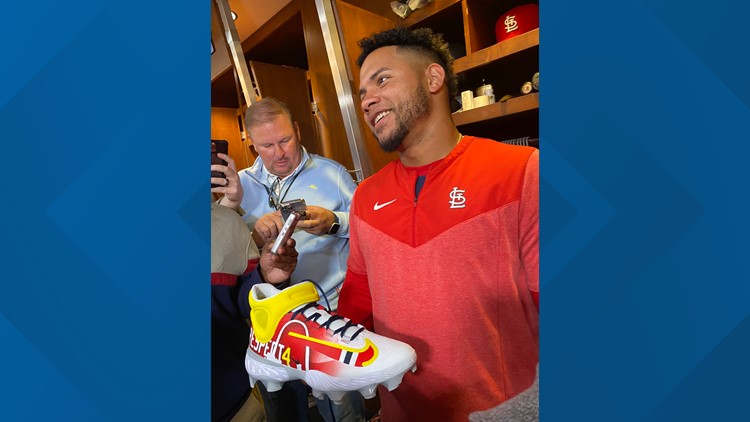 Willson Contreras' shoes honor Yadier Molina on Opening Day
