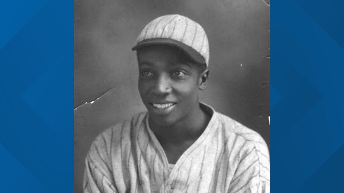 Hake's - 1922 ST. LOUIS STARS NEGRO LEAGUE TEAM PHOTO WITH COOL PAPA BELL  IN HIS ROOKIE YEAR.