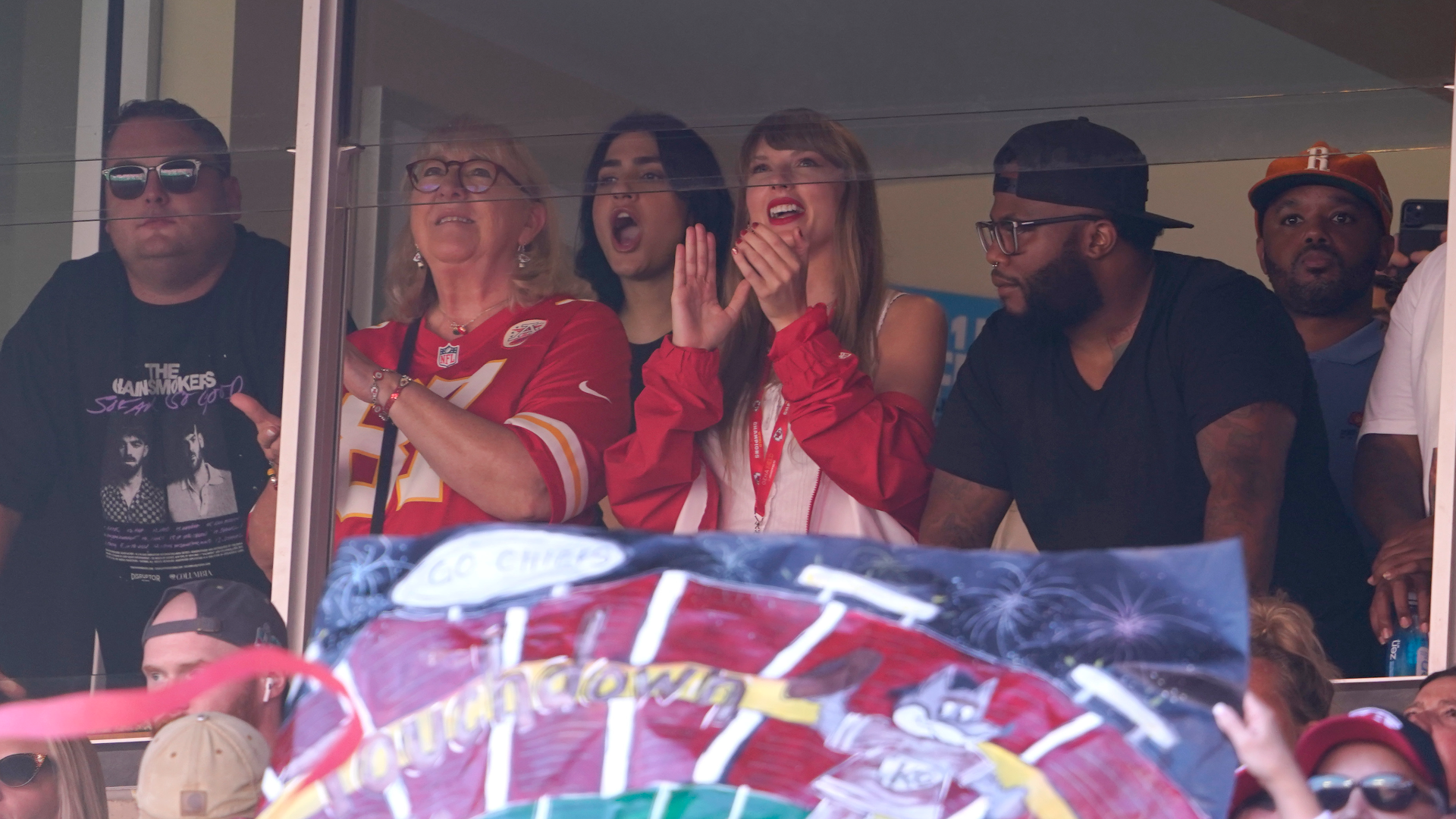 Taylor Swift at Chiefs Game Sitting With Travis Kelce's Mom Sent