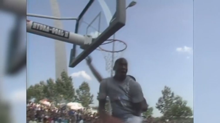 1986: Michael Jordan and Dominique Wilkins play under The Arch on July 4