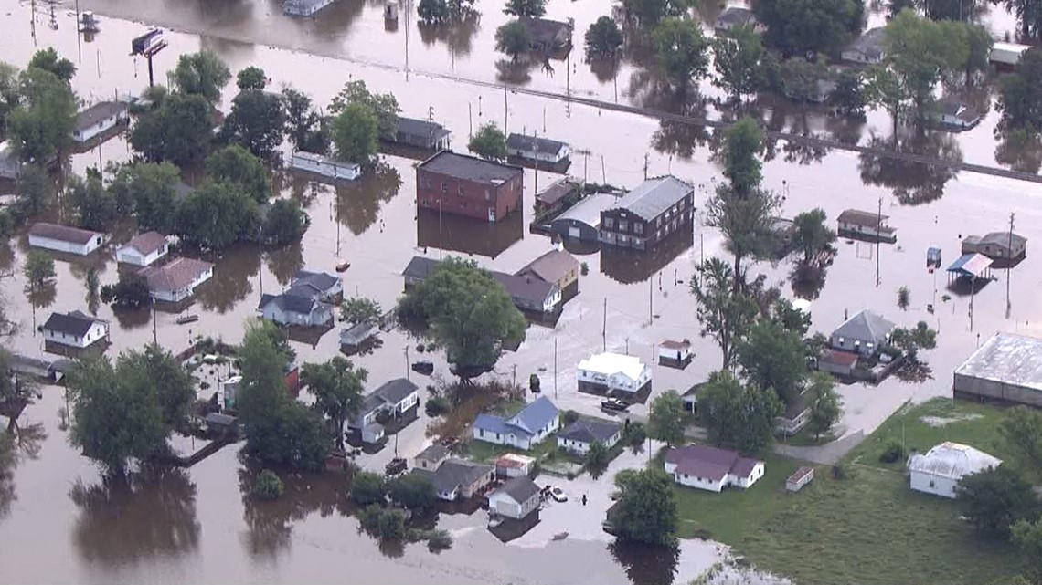 Mississippi River breaches Pin Oak levee in Winfield, flooding homes in