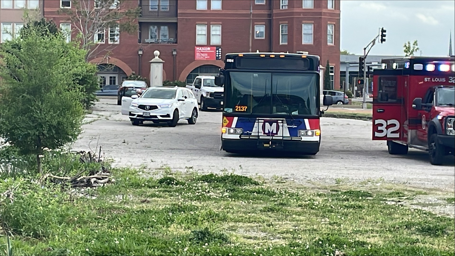 Police handling crash investigation involving a MetroLink bus | ksdk.com