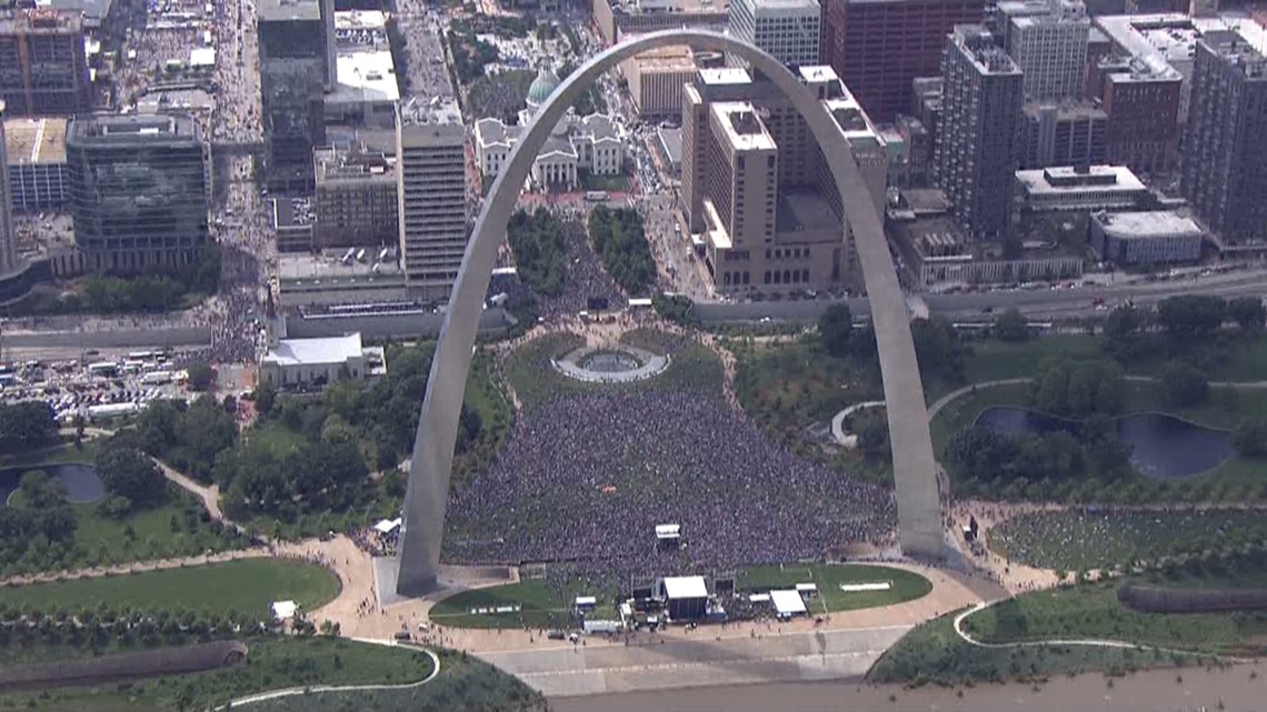 St. Louis Blues parade and rally downtown attendance | 0