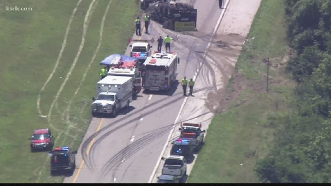 Deadly crash closes Highway 30 in High Ridge