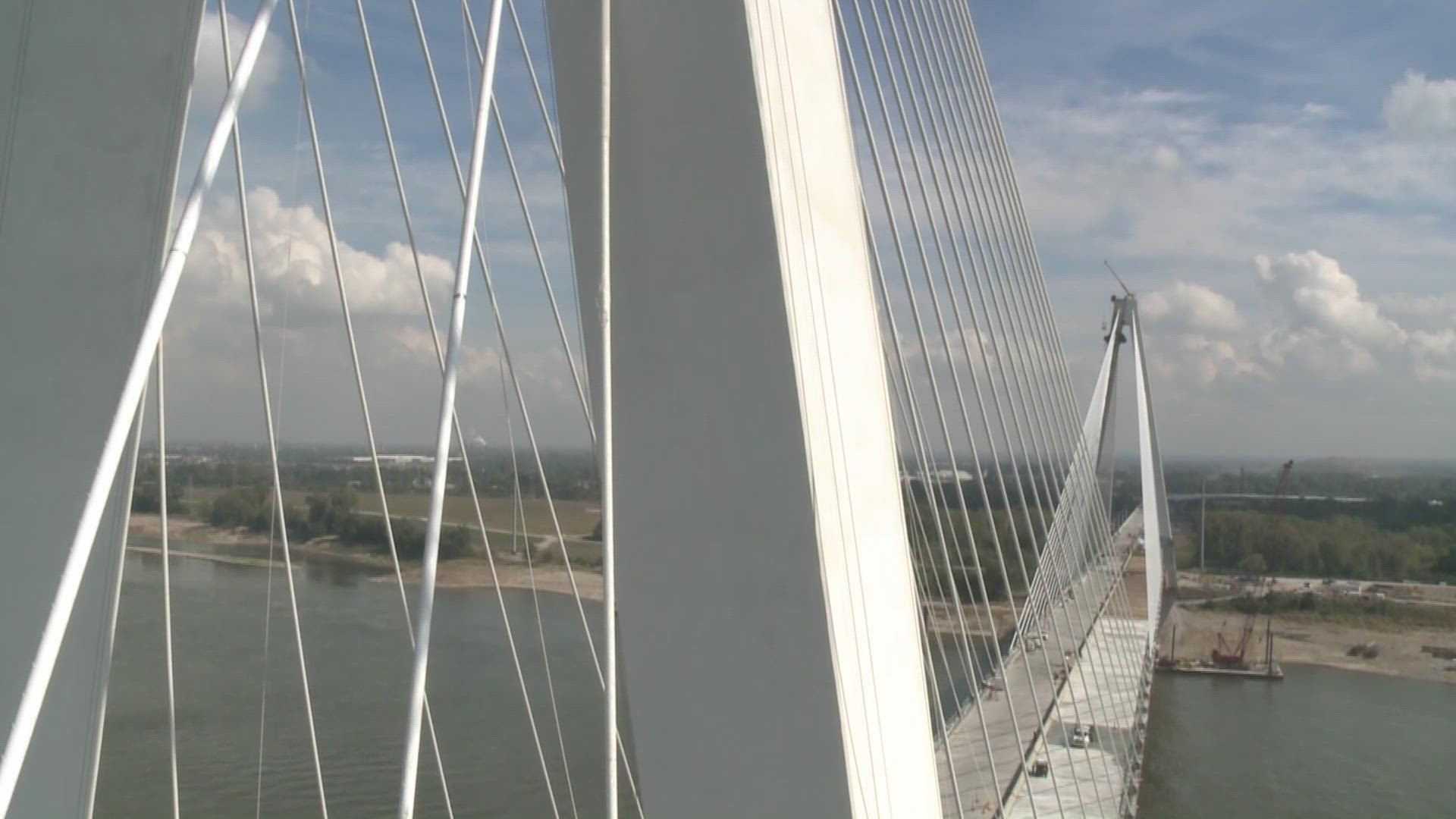'No one is jumping off’: Police at Veterans Memorial Bridge | ksdk.com