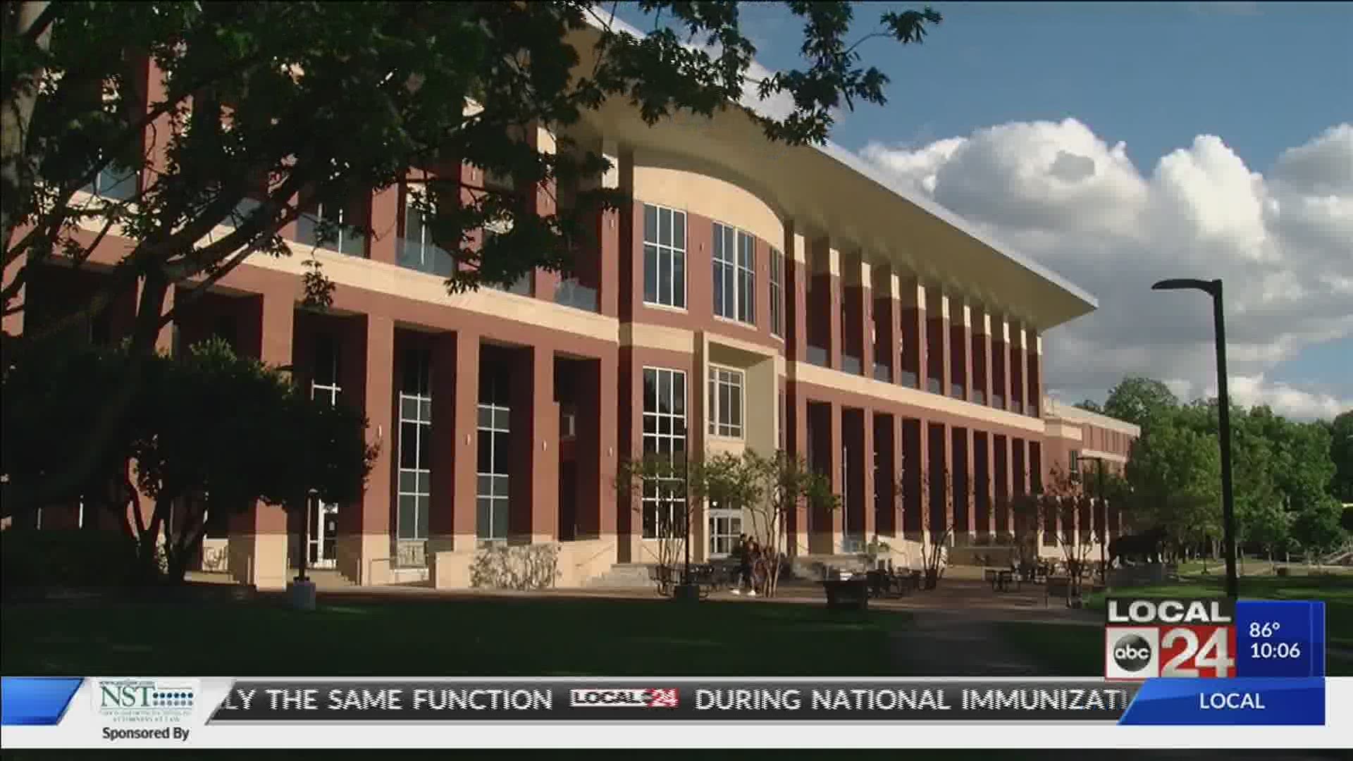 The University of Memphis holds a week-long move-in schedule for freshmen, returning students to decrease the number of families on campus at one time.