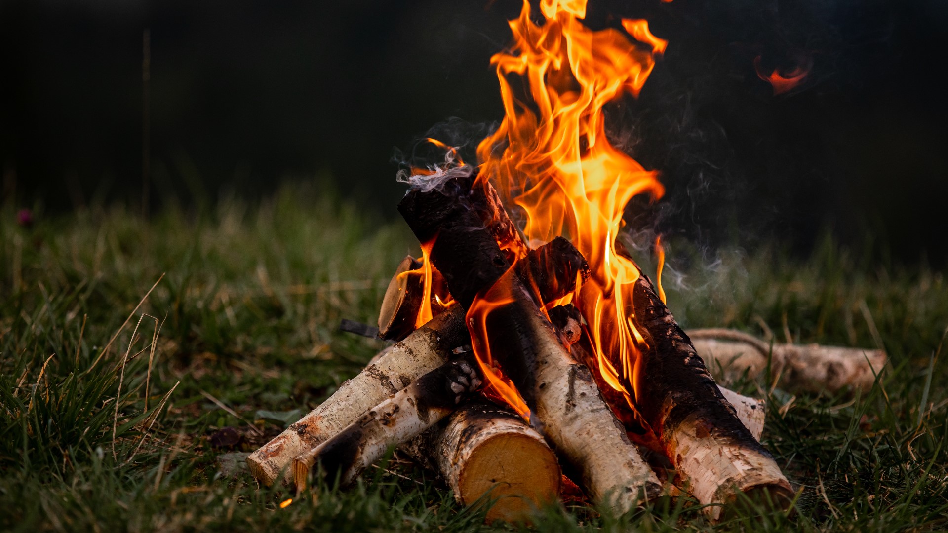 With fall officially here, many people are enjoying the cooler nights outside by cozying up next to a bonfire. Here are some tips to remember.